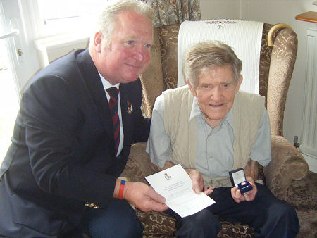 Mike Penning presents Veterans Badge to 90-year old veteran and Changi survivor, Fred Picton