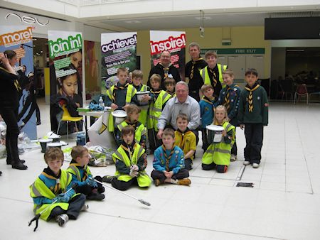 Mike Penning supports 1st Apsley Scouts on their litter pick to raise funds for a new scout hut roof